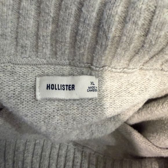 Hollister off the shoulder sweater - Picture 2 of 2